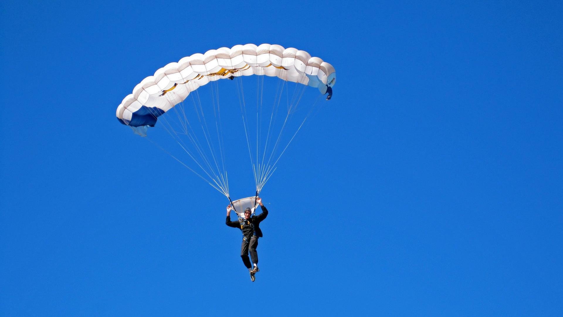 “极限挑战：英雄球员的高空扣篮背后秘籍”，极限挑战高空坠落