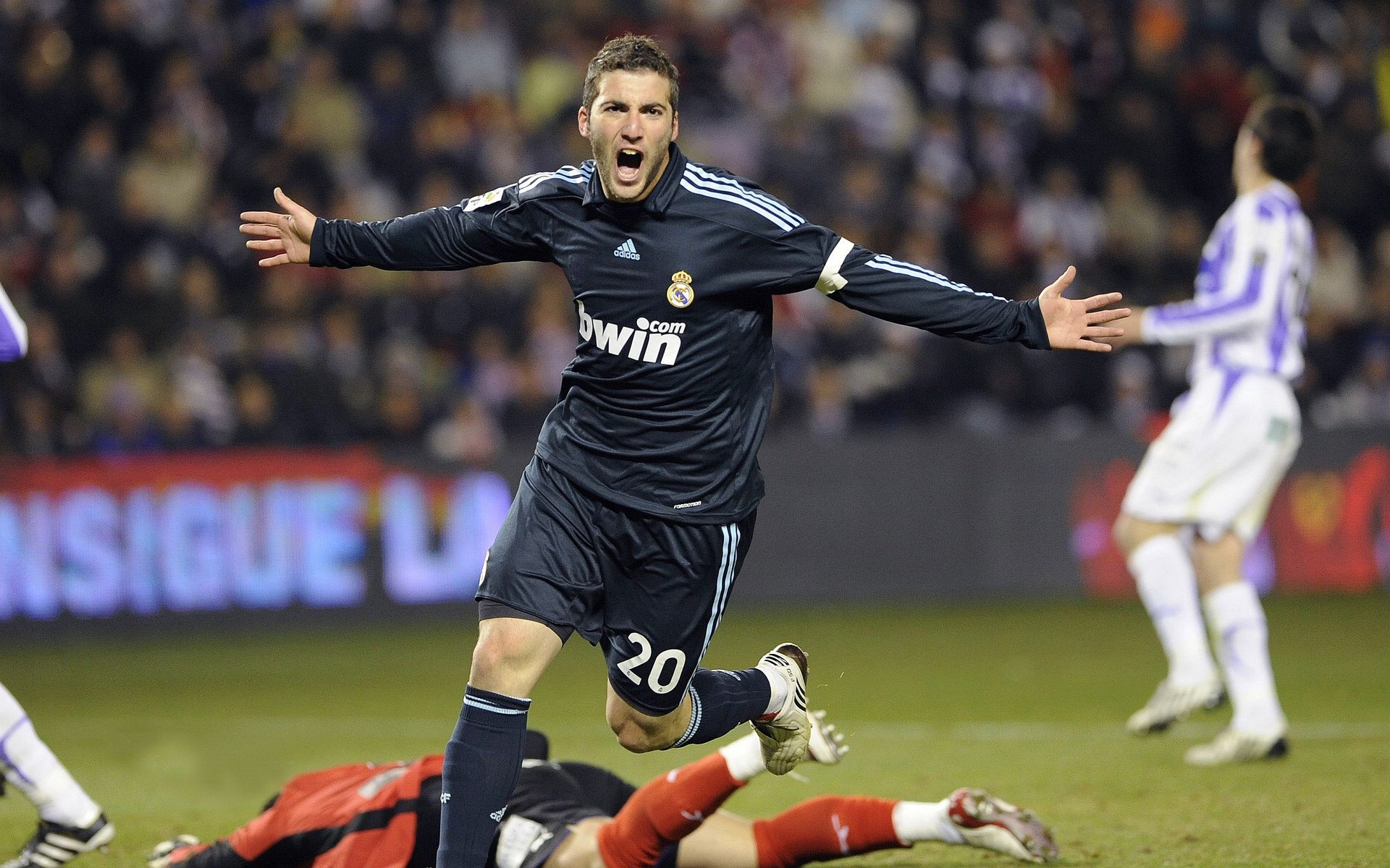 开云官网登录-魔术体育表演，趣味运动点亮观众的笑脸，表演魔术大全